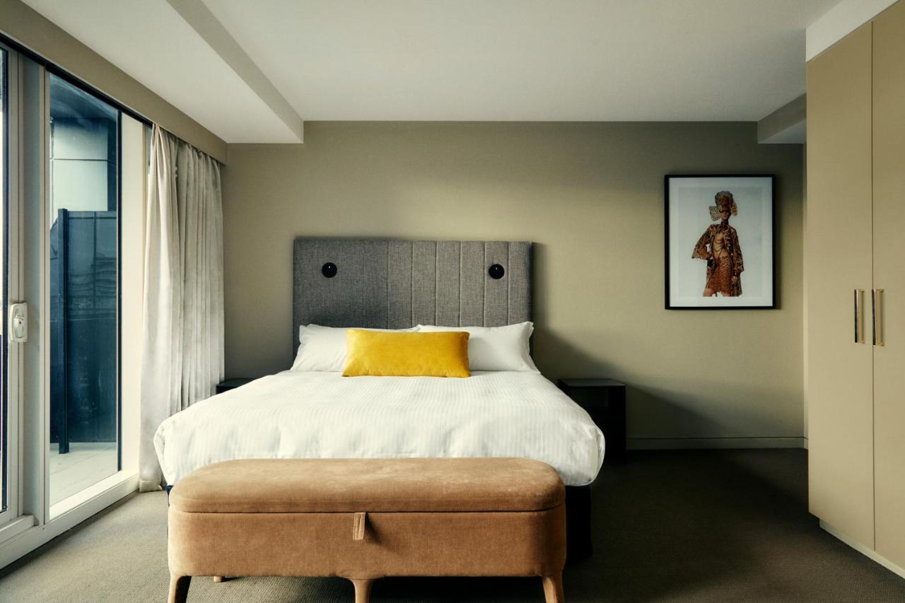 The Kinson Hotel Melbourne Ngoại thất bức ảnh A bedroom at the hotel
