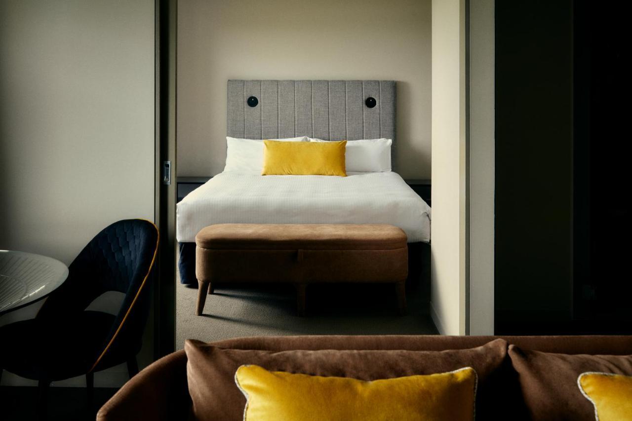 The Kinson Hotel Melbourne Ngoại thất bức ảnh A bedroom at the hotel