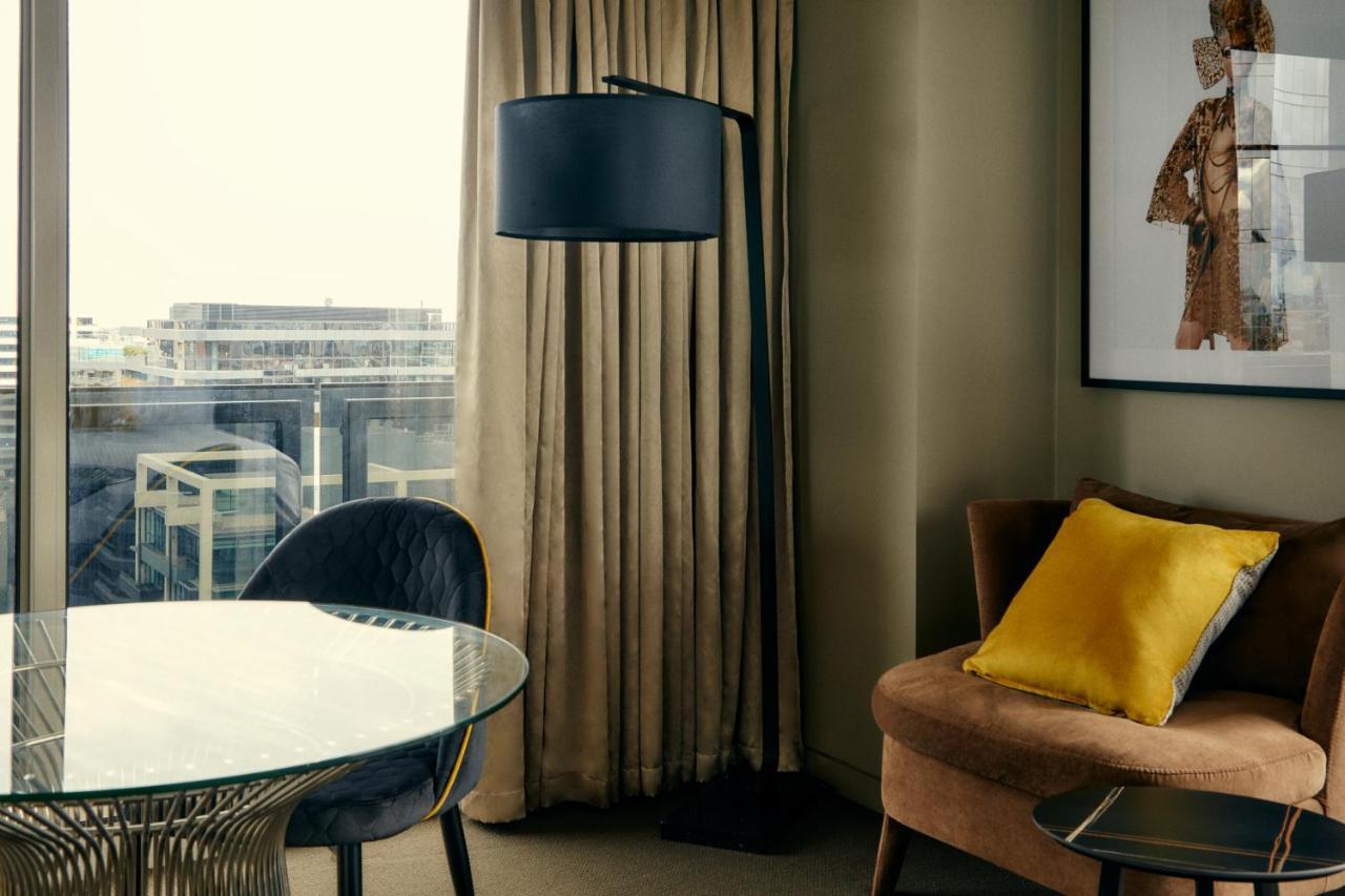The Kinson Hotel Melbourne Ngoại thất bức ảnh A floor lamp