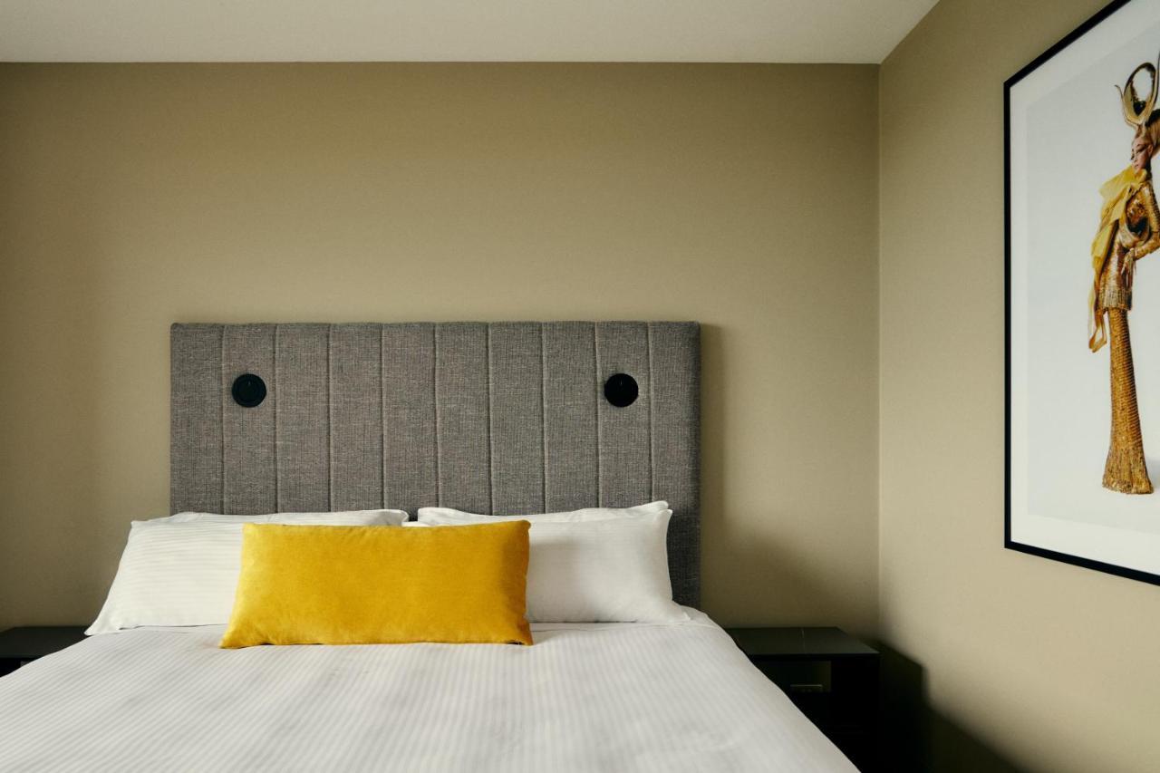The Kinson Hotel Melbourne Ngoại thất bức ảnh A bedroom at the hotel