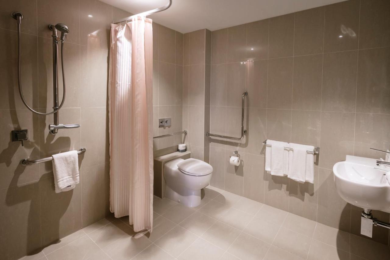 The Kinson Hotel Melbourne Ngoại thất bức ảnh A wet room in a hotel