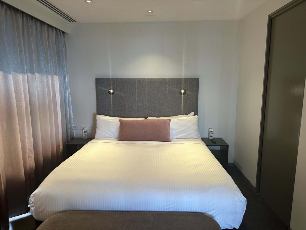 The Kinson Hotel Melbourne Ngoại thất bức ảnh A bedroom at the hotel