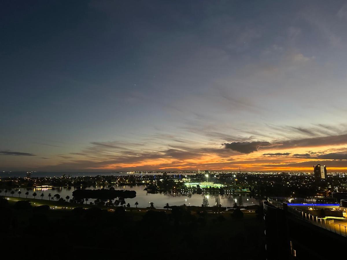 The Kinson Hotel Melbourne Ngoại thất bức ảnh Sunset over the city