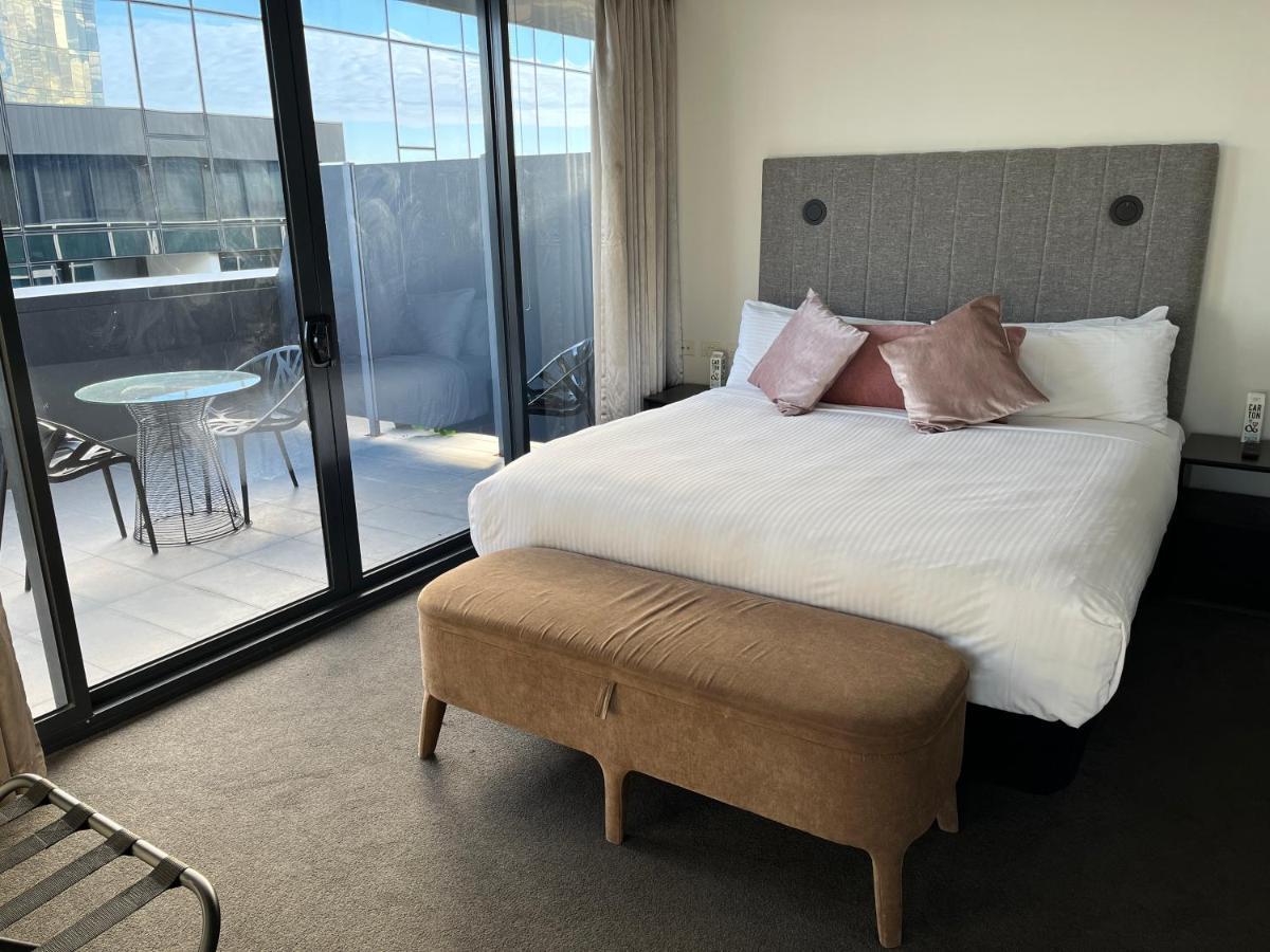 The Kinson Hotel Melbourne Ngoại thất bức ảnh A bedroom at the hotel
